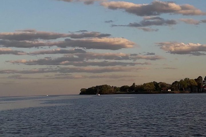 Sejl ned af Río de la Plata med en god vin og lyt til argentinsk tango.
