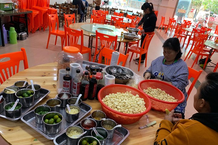 Visita guidata a piedi per vivere la vita di un Hainanese locale