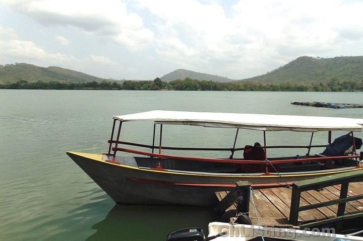 Excursões de dia inteiro em Lake Bosomtwe Boat Cruisely e Kumasi City Tours