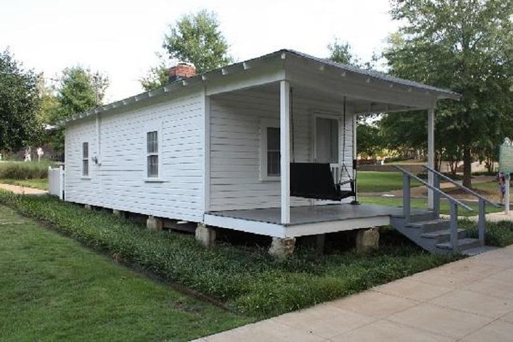Elvis Presley Birthplace Park i Tupelo med transport från Memphis