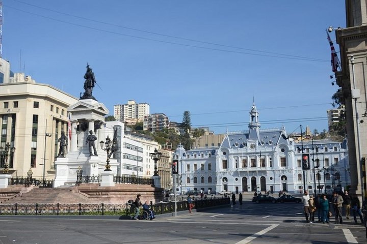Valpo in 1 day: Authentic + Famous! Semi-private walking tour & public transport