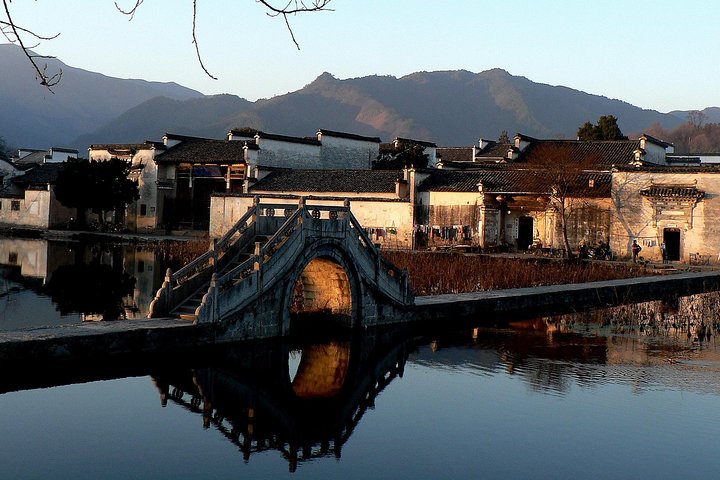 Excursión privada de senderismo a lo largo del antiguo sendero Xihong en la ciudad de Huangshan y el monte. Qiyun