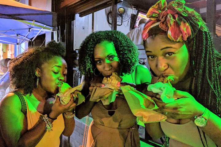 Tour gastronómico de Trinidad por la noche