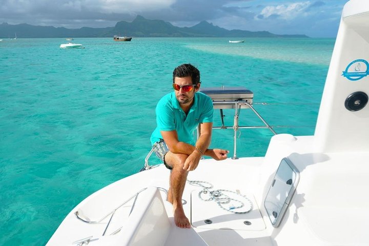 Catamaran Adventure Full Day: Ile aux cerfs, GRSE Waterfall, Snorkelen & BBQ-lunch