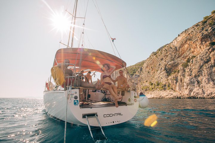 Mezza giornata in barca a vela su uno yacht confortevole intorno alle isole di Hvar e Pakleni - piccolo gruppo