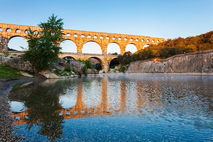 Excursión de medio día al Provenza del Gard du Gard y degustación de vinos desde Aviñón