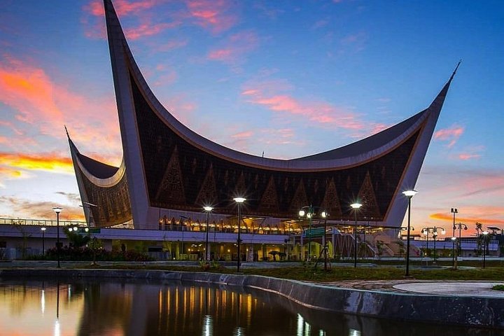 Visite privée de 3 jours à Padang: visite du centre culturel, du village et de la ville de Minangkabau