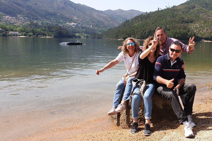 Gerês Natura, cascate, pranzo gustoso!Piccolo gruppo, offerta Bottiglia di vino
