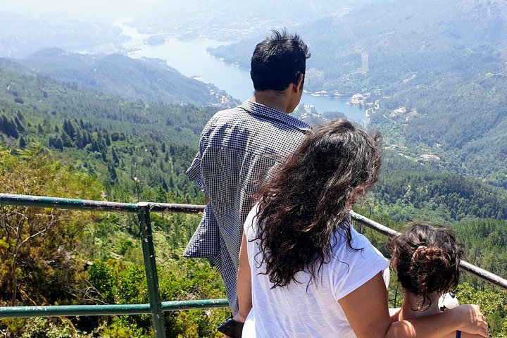 Gerês Natura, cascate, pranzo gustoso!Piccolo gruppo, offerta Bottiglia di vino