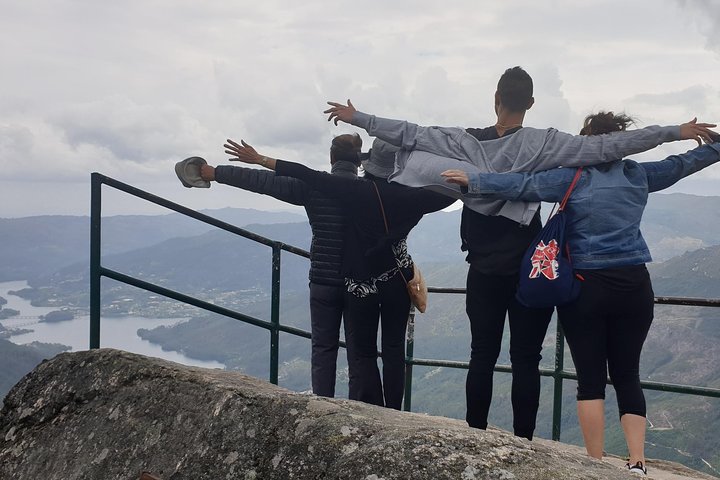 Gerês Natura, cascate, pranzo gustoso!Piccolo gruppo, offerta Bottiglia di vino