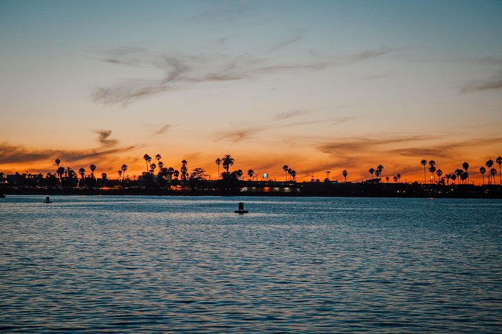 Cruzeiro ao pôr do sol em San Diego de Mission Bay
