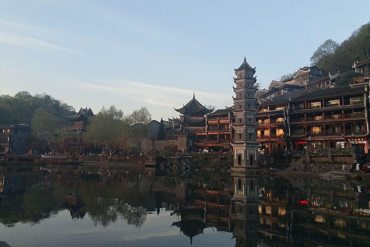 Longsheng (Longji) hotel naar Zhangjiajie hotel en stopt bij de oude binnenstad van Fenghuang