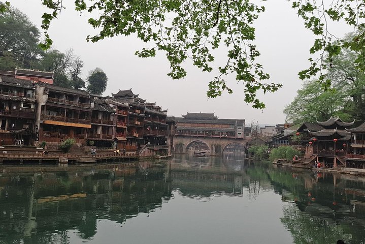Longsheng (Longji) hotel naar Zhangjiajie hotel en stopt bij de oude binnenstad van Fenghuang