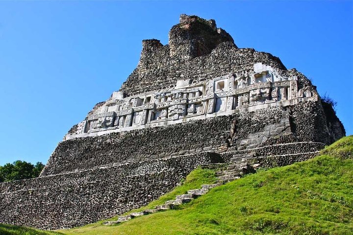 Tuyauterie de grotte privée et Xunantunich (ruines mayas) De Placencia