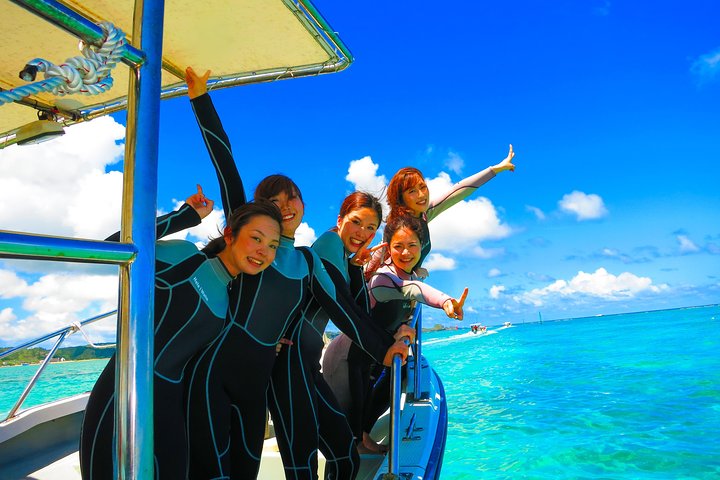 [Caverna Azul de Okinawa] Mergulho com snorkel (passeio de barco, aluguel de guia) Muito satisfeito com as amplas instalações da bela loja (serviços de fotografia e vídeo incluídos)