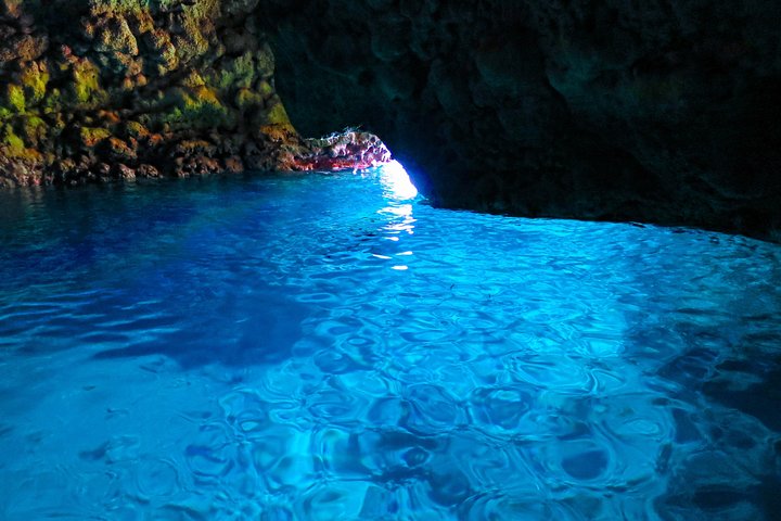 [Caverna Azul de Okinawa] Mergulho com snorkel (passeio de barco, aluguel de guia) Muito satisfeito com as amplas instalações da bela loja (serviços de fotografia e vídeo incluídos)