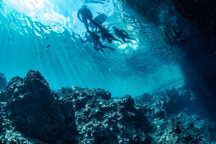 [Caverna Azul de Okinawa] Mergulho com snorkel (passeio de barco, aluguel de guia) Muito satisfeito com as amplas instalações da bela loja (serviços de fotografia e vídeo incluídos)