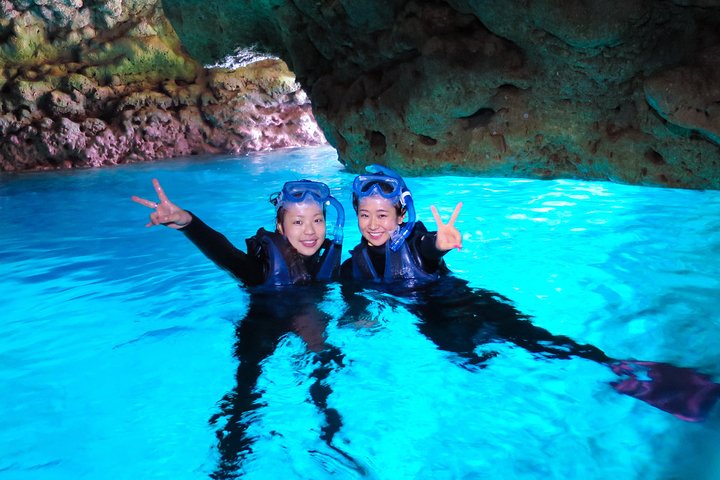 [Caverna Azul de Okinawa] Mergulho com snorkel (passeio de barco, aluguel de guia) Muito satisfeito com as amplas instalações da bela loja (serviços de fotografia e vídeo incluídos)