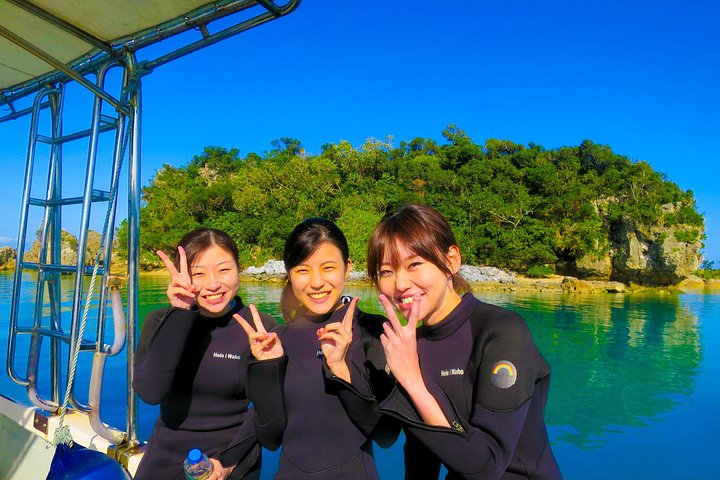[Caverna Azul de Okinawa] Mergulho com snorkel (passeio de barco, aluguel de guia) Muito satisfeito com as amplas instalações da bela loja (serviços de fotografia e vídeo incluídos)