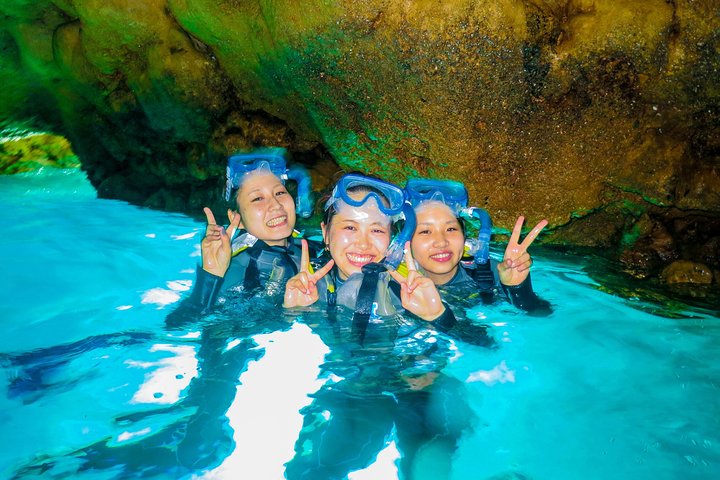 [Caverna Azul de Okinawa] Mergulho com snorkel (passeio de barco, aluguel de guia) Muito satisfeito com as amplas instalações da bela loja (serviços de fotografia e vídeo incluídos)