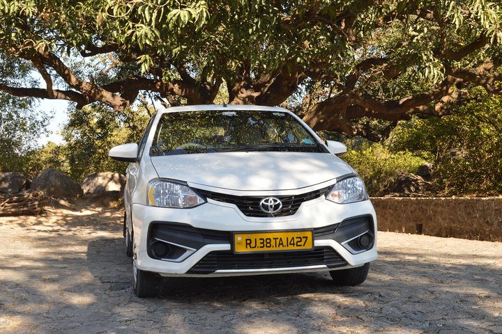 Private A / C Mount Abu Ganztägige lokale Besichtigung (4-Sitzer A / C-Limousine)
