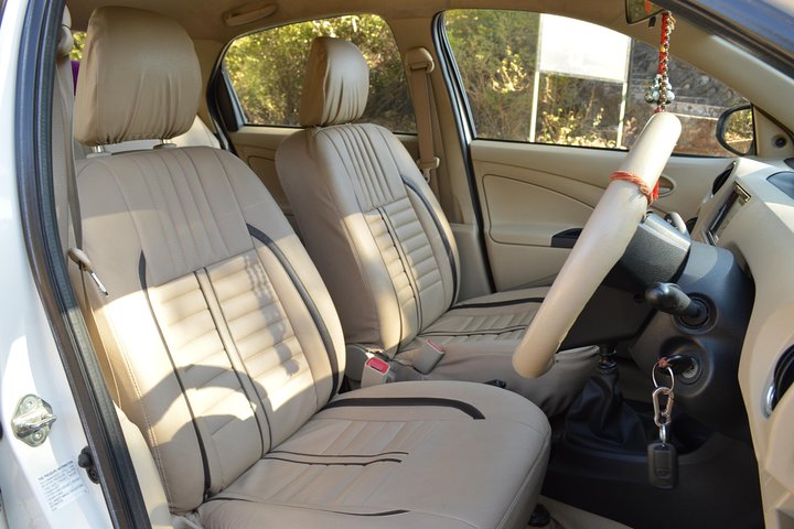 Private A / C Mount Abu Ganztägige lokale Besichtigung (4-Sitzer A / C-Limousine)