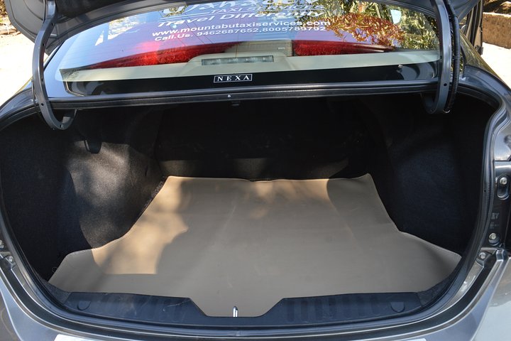 Private A / C Mount Abu Ganztägige lokale Besichtigung (4-Sitzer A / C-Limousine)