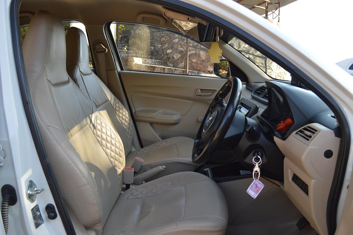 Private A / C Mount Abu Ganztägige lokale Besichtigung (4-Sitzer A / C-Limousine)