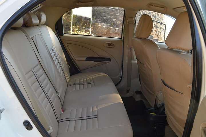Private A / C Mount Abu Ganztägige lokale Besichtigung (4-Sitzer A / C-Limousine)