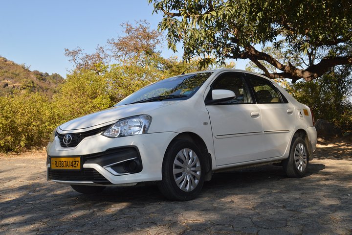 Private A / C Mount Abu Ganztägige lokale Besichtigung (4-Sitzer A / C-Limousine)
