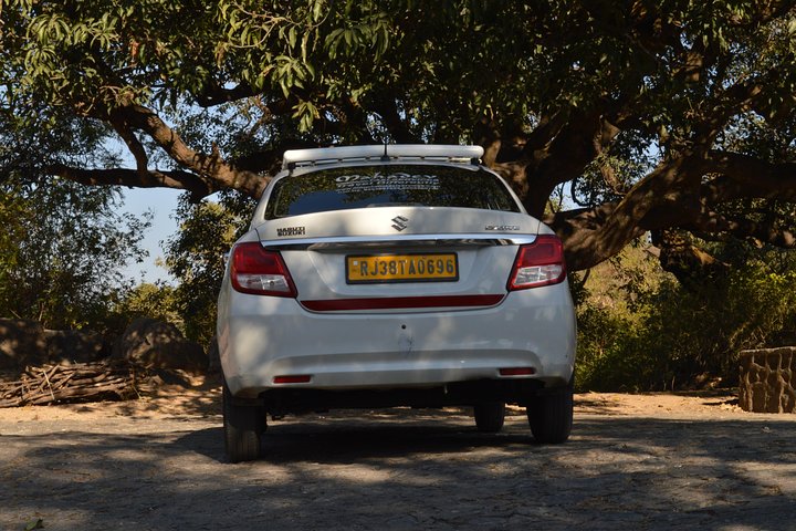 Private A / C Mount Abu Ganztägige lokale Besichtigung (4-Sitzer A / C-Limousine)