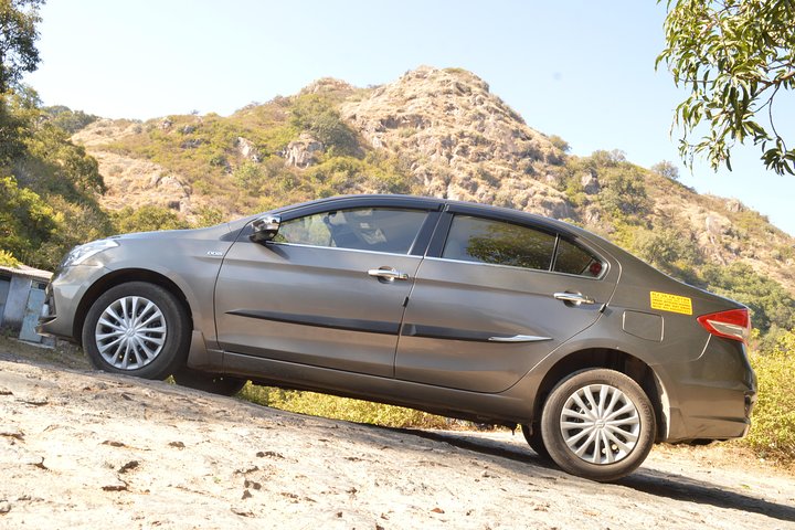 Private A / C Mount Abu Ganztägige lokale Besichtigung (4-Sitzer A / C-Limousine)