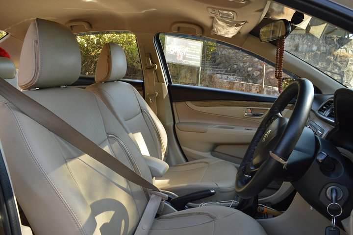 Private A / C Mount Abu Ganztägige lokale Besichtigung (4-Sitzer A / C-Limousine)