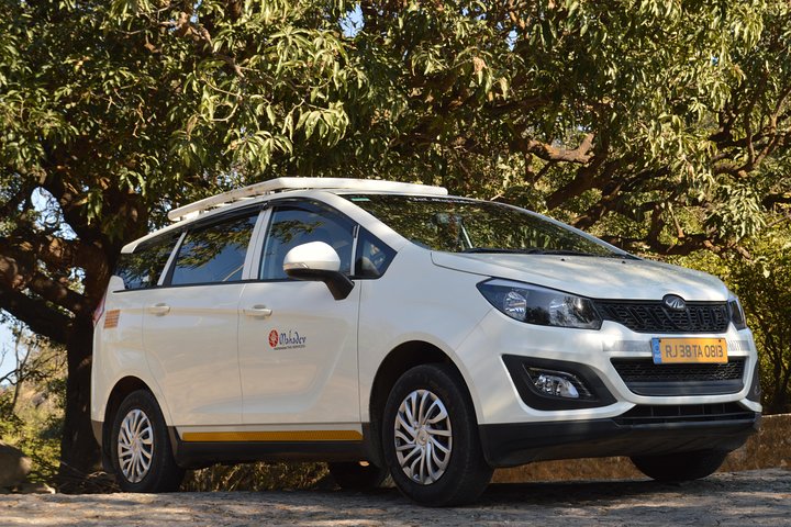Privater A / C-Transfer von Mount Abu zum Ambaji-Tempel (6-Sitzer A / C-Geländewagen)