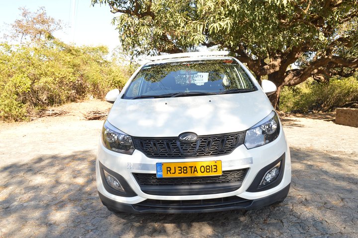 Privater A / C-Transfer von Mount Abu zum Ambaji-Tempel (6-Sitzer A / C-Geländewagen)