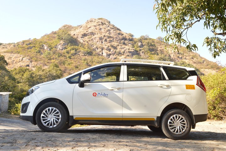 Privater A / C-Transfer von Mount Abu zum Ambaji-Tempel (6-Sitzer A / C-Geländewagen)