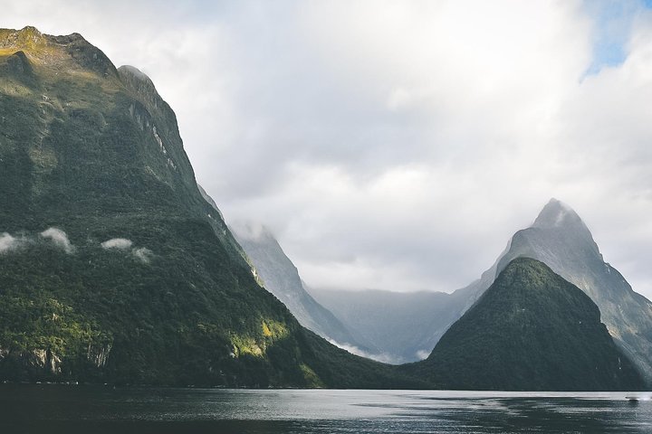 Excursion privée guidée d'une journée à Milford Sound au départ de Te Anau (croisière incluse)