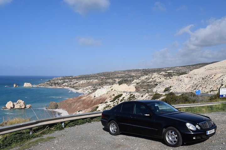 Taxi Transfer vom Flughafen Larnaca zu einem Hotel in Paphos für bis zu 4 Passagiere