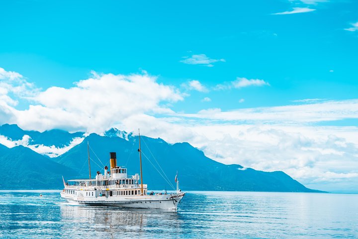 Utforska de instavärdiga platserna i Montreux med en lokal