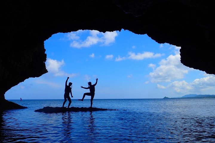Plongée avec tuba sur l'île fantôme d'Okinawa Ishigaki et la grotte bleue