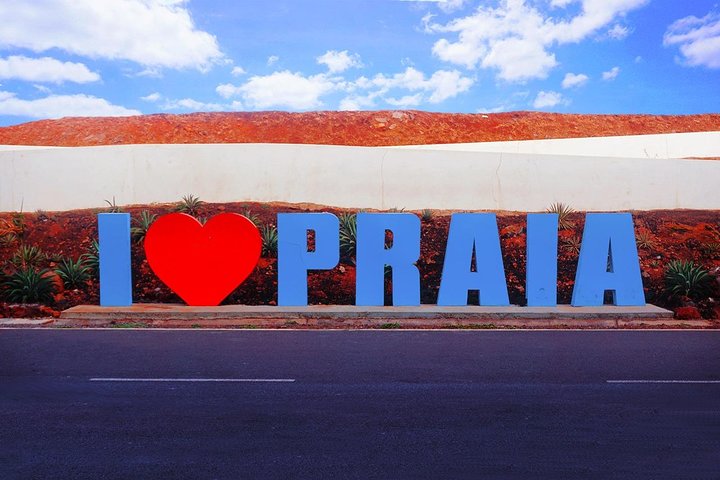Praia: Guided Historic Walking Tour & Lunch with Locals