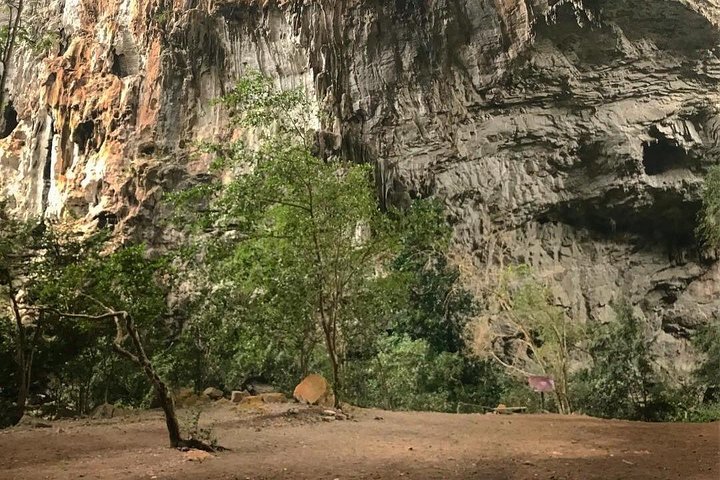 Tour privato: Trekking nella foresta di Kanchanaburi a Tham Than Lod