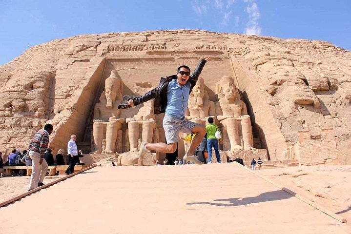 Tour zum Abu Simbel Tempel mit einer kleinen Gruppe und einem professionellen Reiseleiter