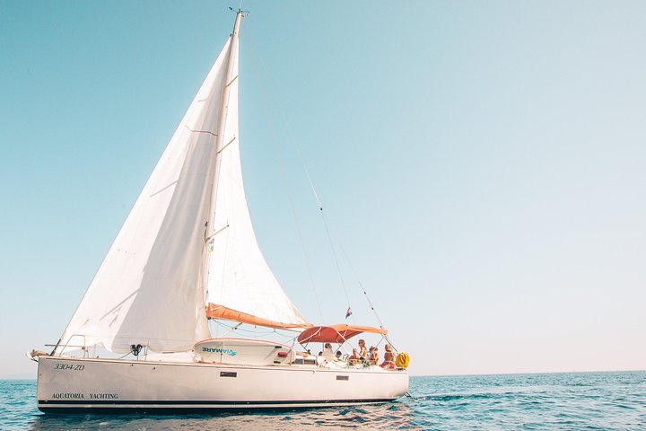 Mezza giornata in barca a vela su uno yacht confortevole intorno alle isole di Hvar e Pakleni - piccolo gruppo
