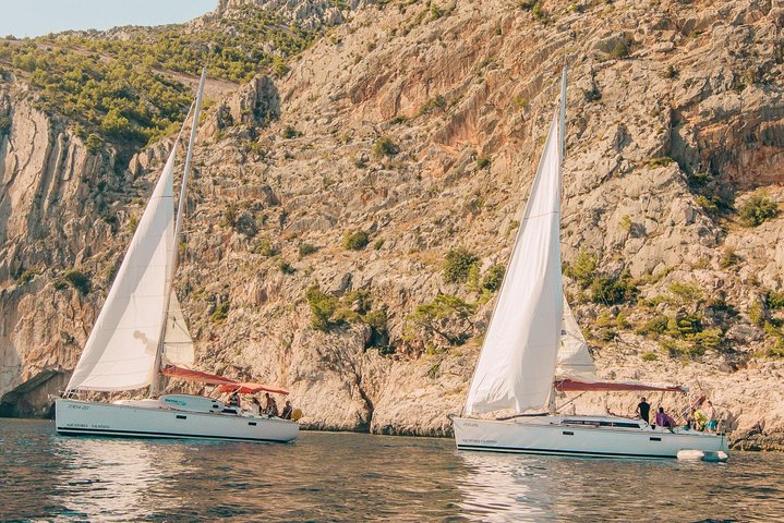 Mezza giornata in barca a vela su uno yacht confortevole intorno alle isole di Hvar e Pakleni - piccolo gruppo