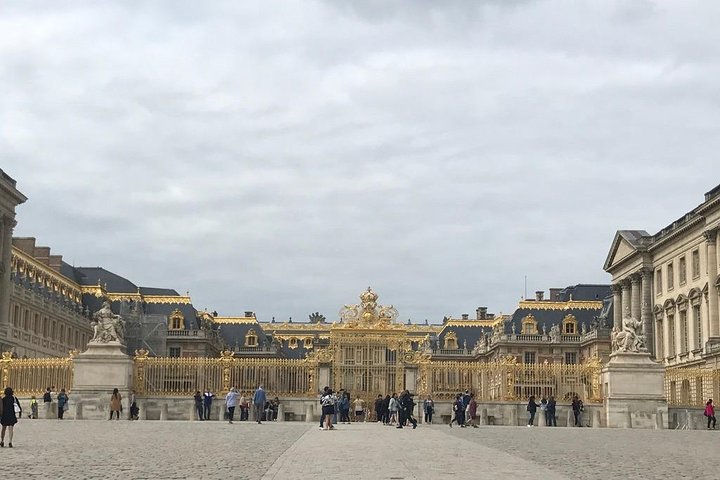 Private Tour durch den Königspalast und die Gärten von Versailles mit dem Golfwagen