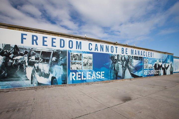 Visite de la prison d'une demi-journée de Robben Island avec billet de ferry pré-réservé.