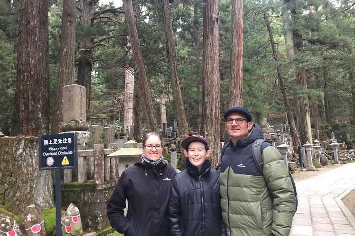 Excursión de medio día a los sitios sagrados del Monte Koya con guía autorizado