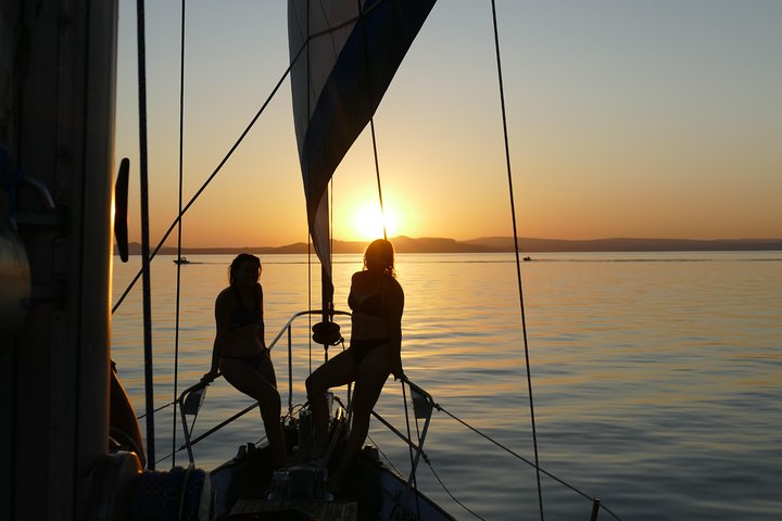 Klassisk sejlads - Māori Rock Carvings - Taupo Sailing Adventures