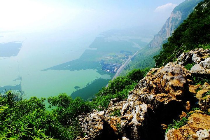 Tour privato di 1 giorno: Stone Forest e Western Hill (Dragon Gate) da Kunming